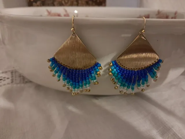 Pendientes hechos a mano, azules y dorados