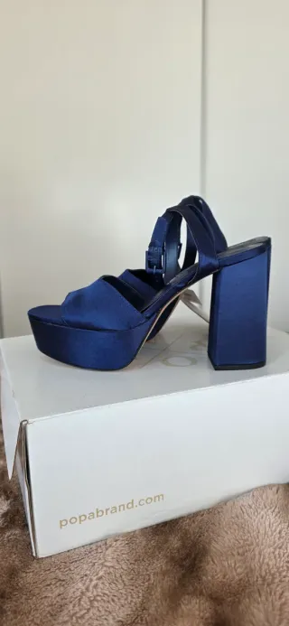 Sandalias de plataforma azul eléctrico. Pull&Bear