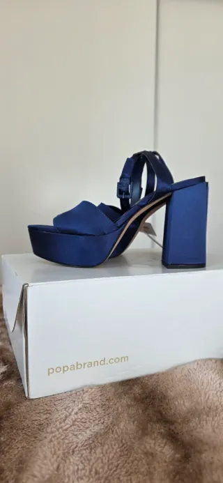 Sandalias de plataforma azul eléctrico. Pull&Bear