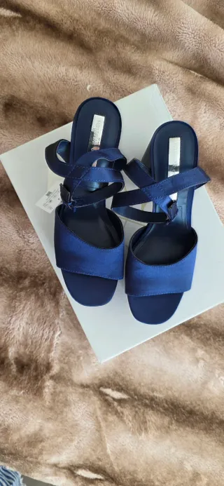 Sandalias de plataforma azul eléctrico. Pull&Bear