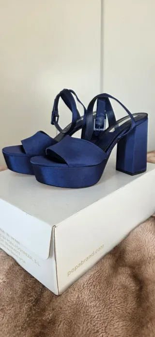 Sandalias de plataforma azul eléctrico. Pull&Bear