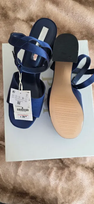 Sandalias de plataforma azul eléctrico. Pull&Bear
