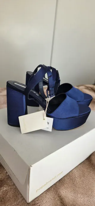 Sandalias de plataforma azul eléctrico. Pull&Bear