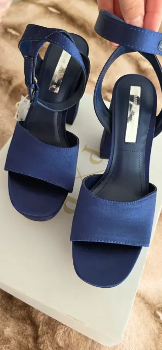 Sandalias de plataforma azul eléctrico. Pull&Bear