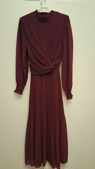 Vestido burdeos plisado invitada