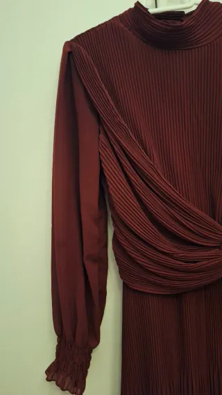 Vestido burdeos plisado invitada