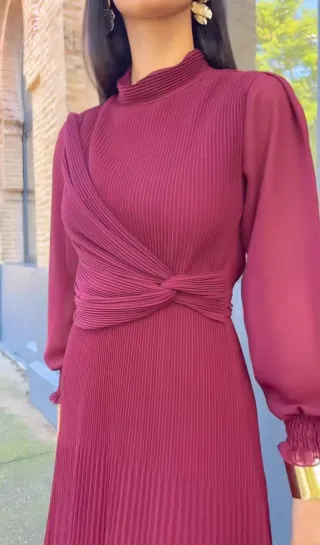 Vestido burdeos plisado invitada