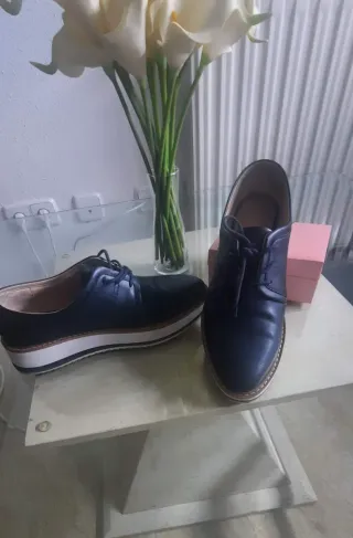 Zapatos azul de plataforma. Son de piel