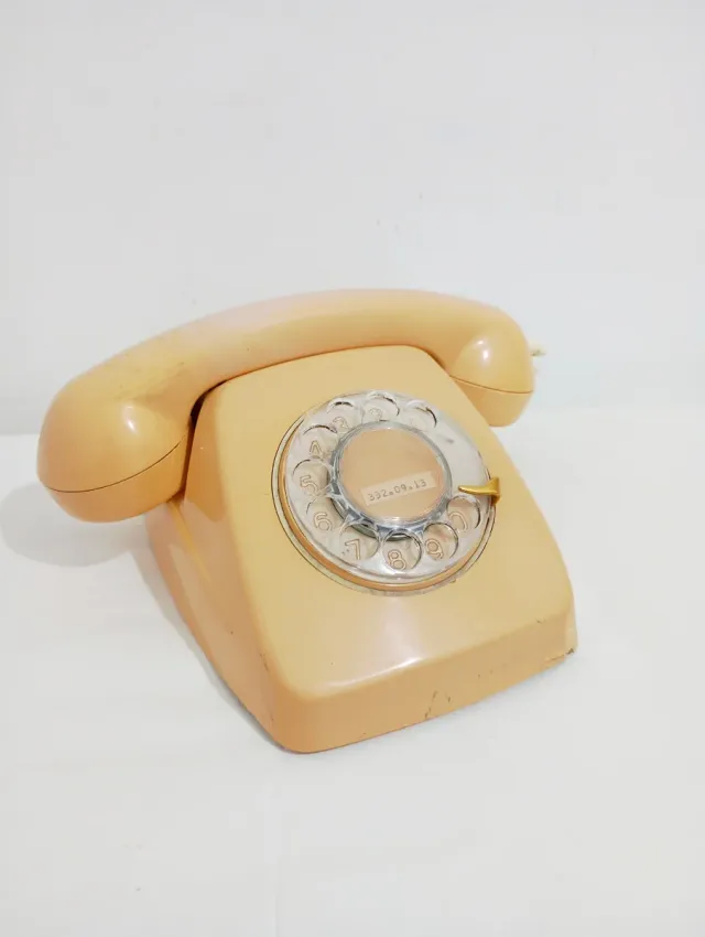 Teléfono antiguo de disco vintage beige