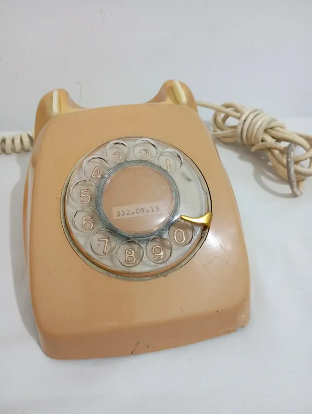 Teléfono antiguo de disco vintage beige
