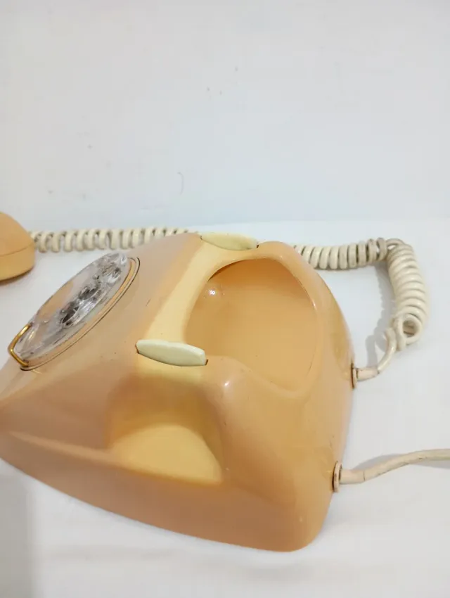 Teléfono antiguo de disco vintage beige