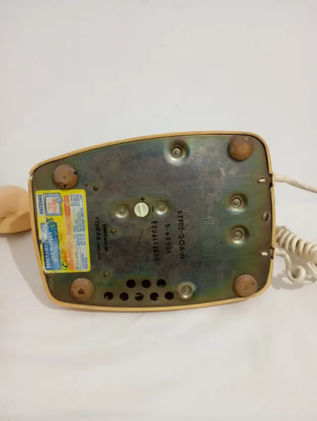 Teléfono antiguo de disco vintage beige