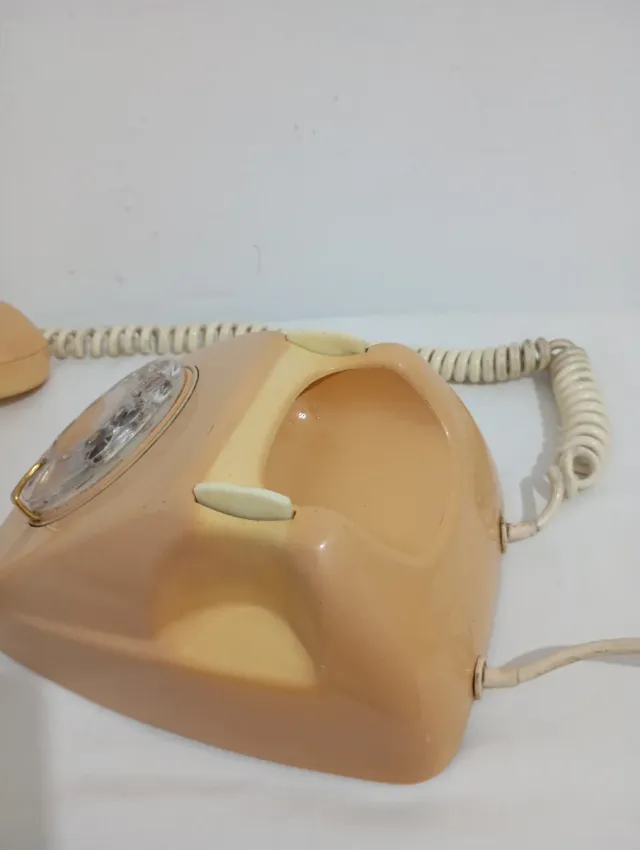 Teléfono antiguo de disco vintage beige