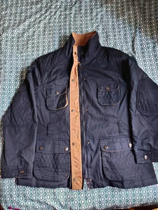 Chaqueta azul con detalles