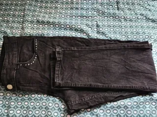 Pantalones negros con tachuelas