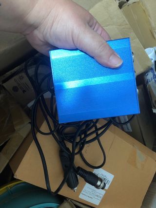 Caixa de som azul para carros