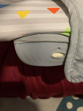 Mecedora para bebé con juguetes