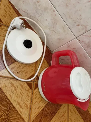 Tetera Eléctrica Roja y Blanca
