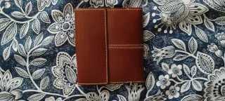 Bolso y cartera de piel marrón