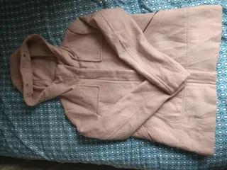 Chaqueta rosa con capucha