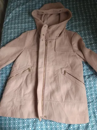 Chaqueta rosa con capucha