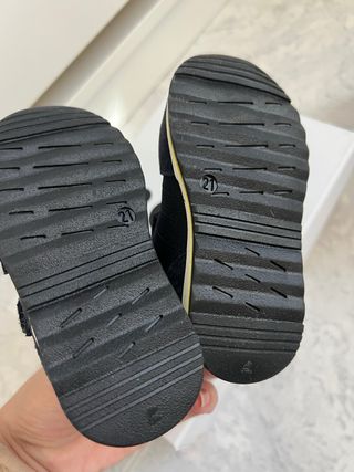 Zapatos BOSS niño azul y amarillo talla 21