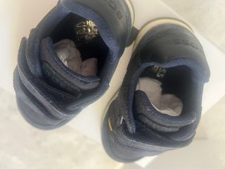 Zapatos BOSS niño azul y amarillo talla 21