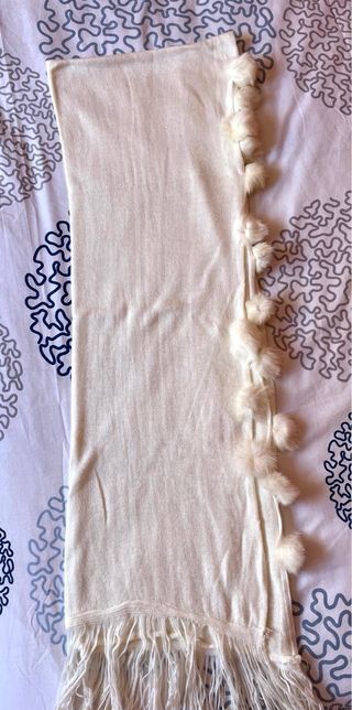 Bufanda blanca con pompones y flecos