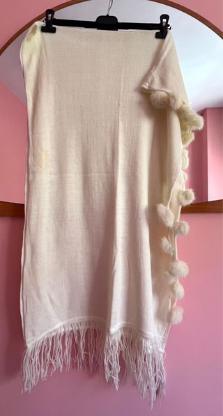 Bufanda blanca con pompones y flecos