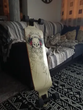 Monopatín Longboard Diseño Calavera