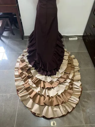 Bata de cola flamenca marrón y beige