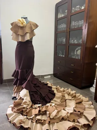 Bata de cola flamenca marrón y beige