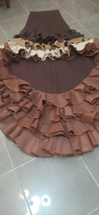 Bata de cola flamenca marrón y beige