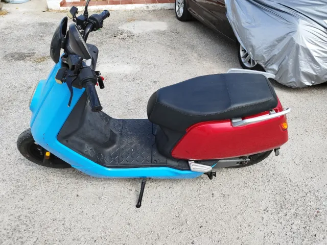 Scooter Eléctrica 49cc Roja el azul es vinilo