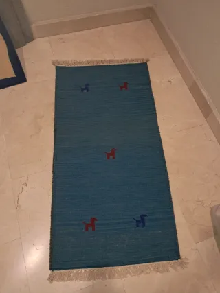 Alfombra verde con perros salchicha