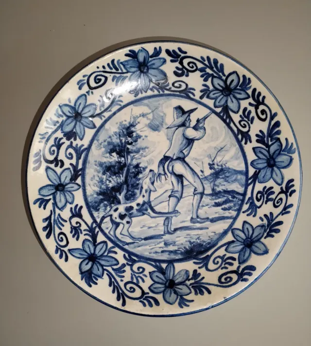 Plato de cerámica azul y blanco