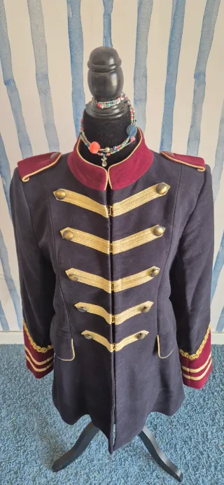 Chaqueta militar Zara azul y dorada M