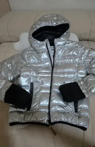 Chaqueta de plumas plateada y negra