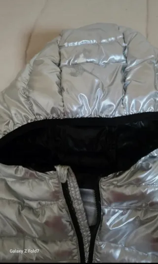 Chaqueta de plumas plateada y negra