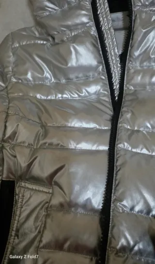 Chaqueta de plumas plateada y negra