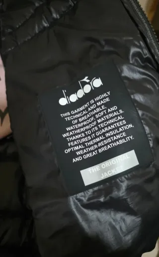 Chaqueta de plumas plateada y negra