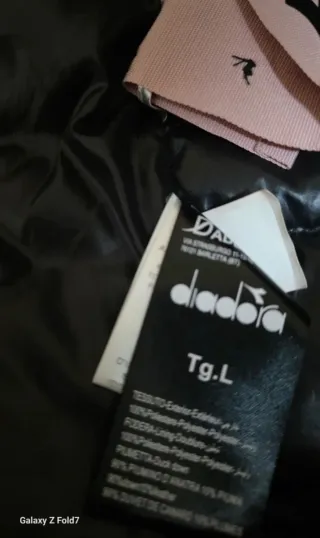 Chaqueta de plumas plateada y negra