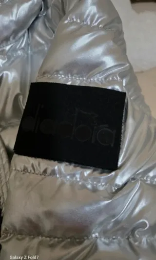 Chaqueta de plumas plateada y negra