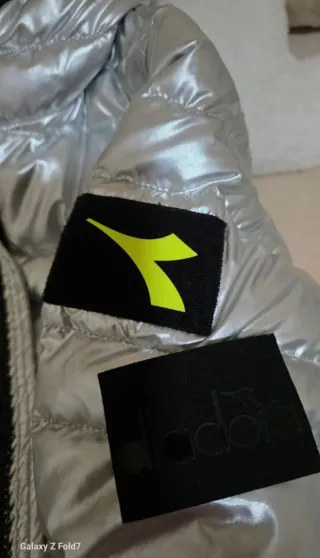 Chaqueta de plumas plateada y negra