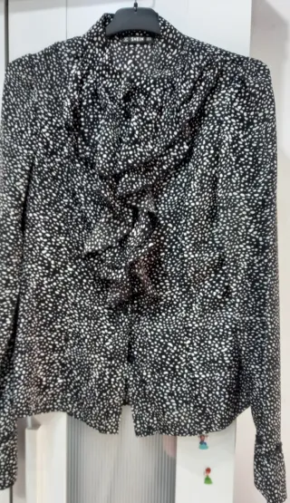 Blusa SHEIN mujer lunares volantes