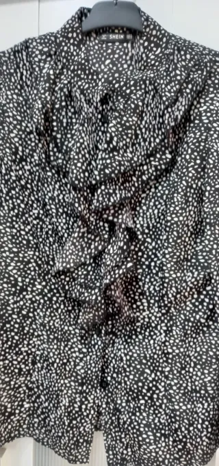 Blusa SHEIN mujer lunares volantes