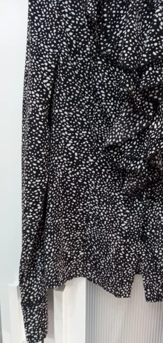 Blusa SHEIN mujer lunares volantes