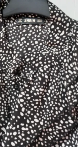 Blusa SHEIN mujer lunares volantes