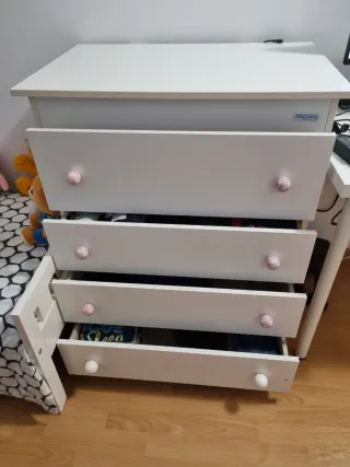 Cómoda infantil blanca con pomos rosas