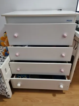Cómoda infantil blanca con pomos rosas